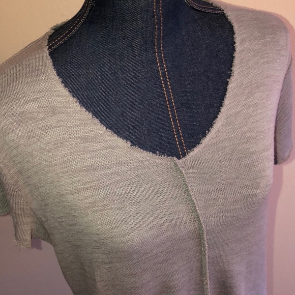 H&M Frayed edge v neck light weight seater tee - Picture 2 of 6